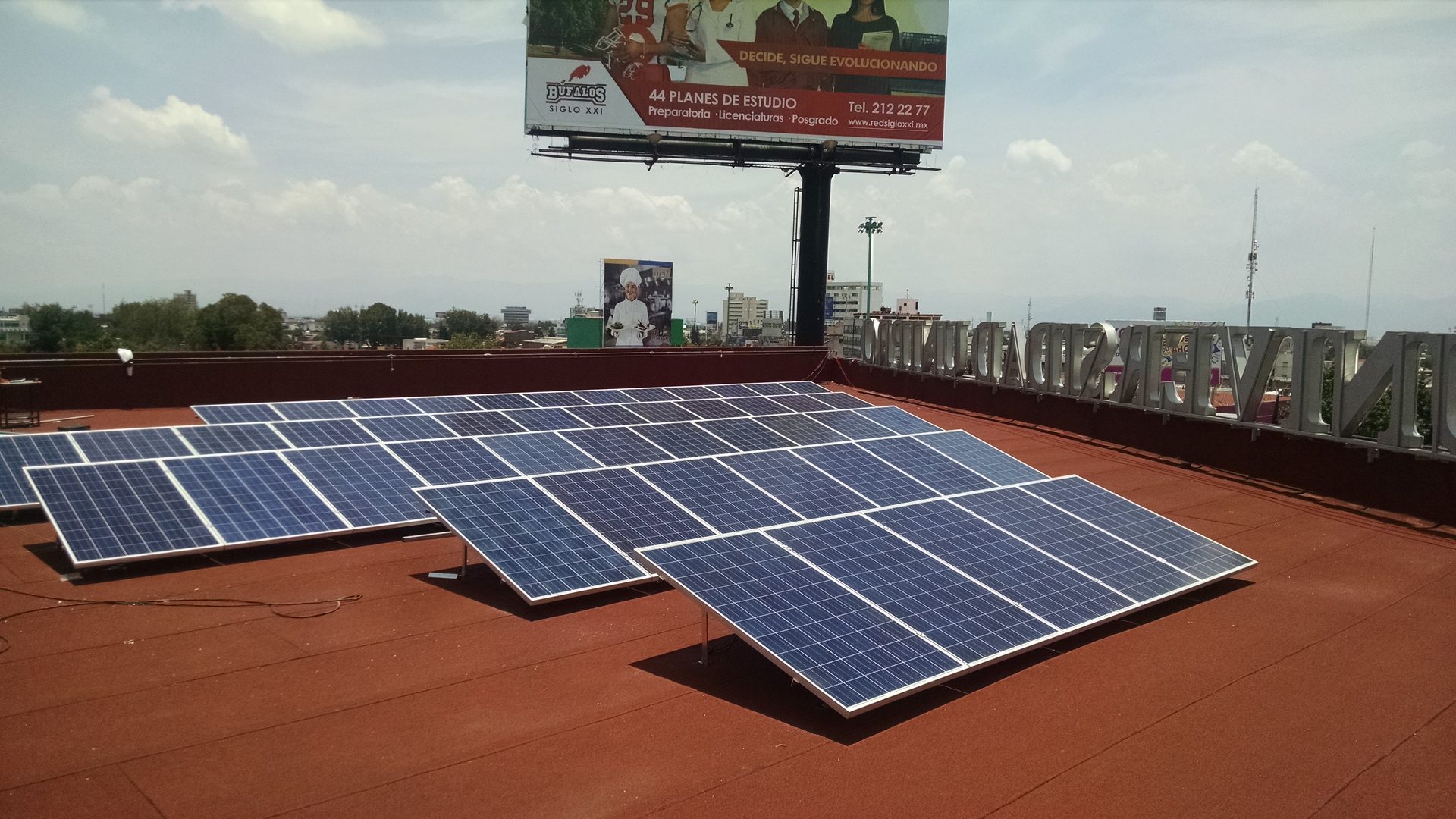 47 paneles solares en estructura espacial sobre azotea en Iztacalco, Ciudad de México