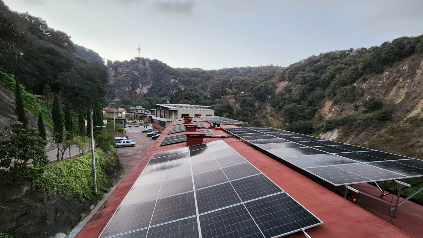 Techo comercial cubierto por completo con paneles solares