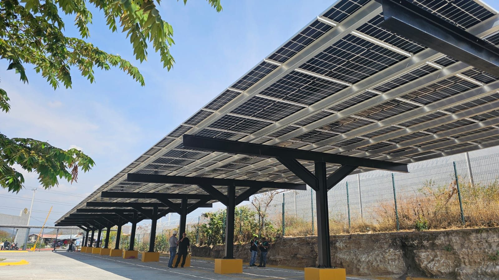 Carport solar industrial con paneles bifaciales en Morelos