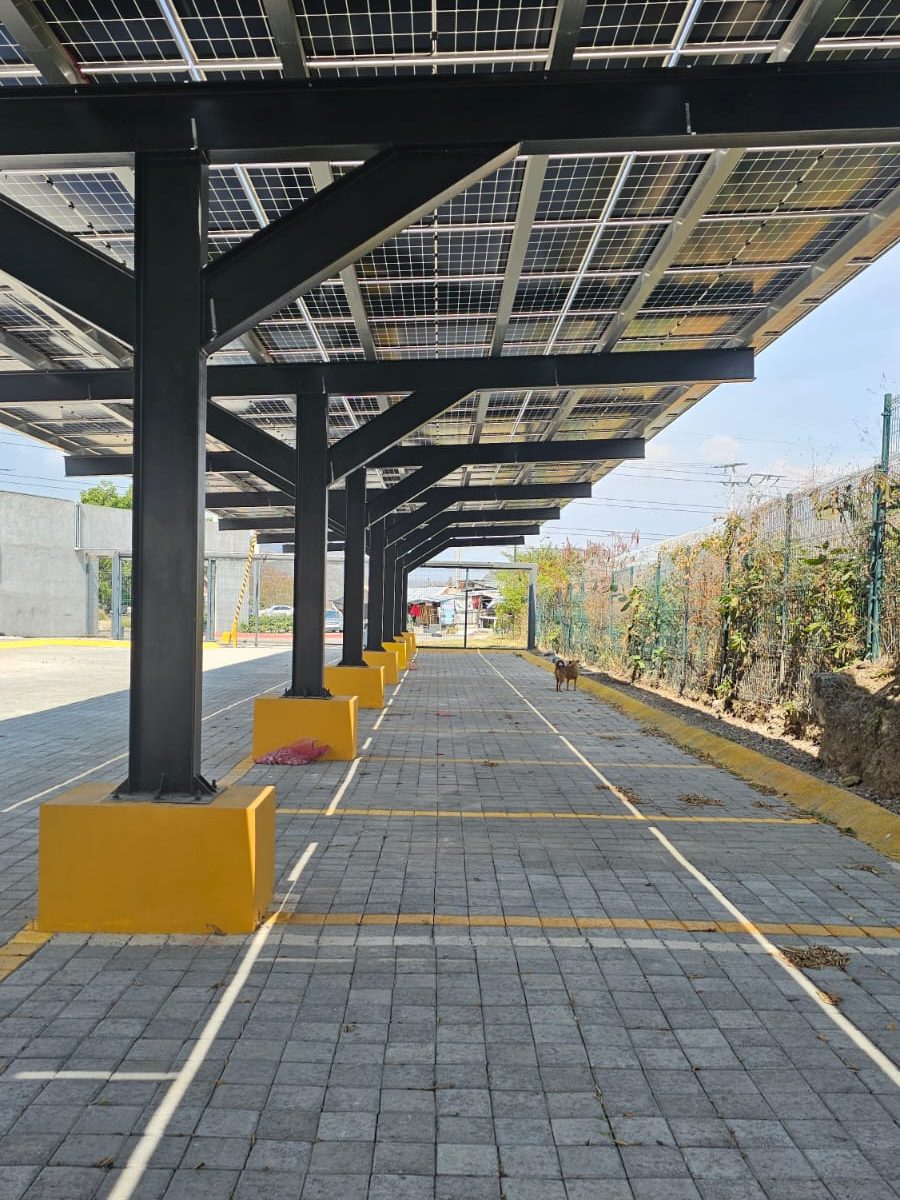 Carport solar con 220 paneles JA Solar bifaciales en el Tribunal del Estado de Morelos, Atlacholoaya
