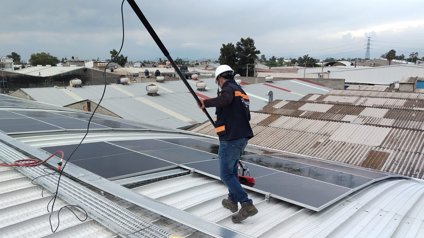 Técnico certificado de Ksab instalando paneles solares sobre techo de lámina