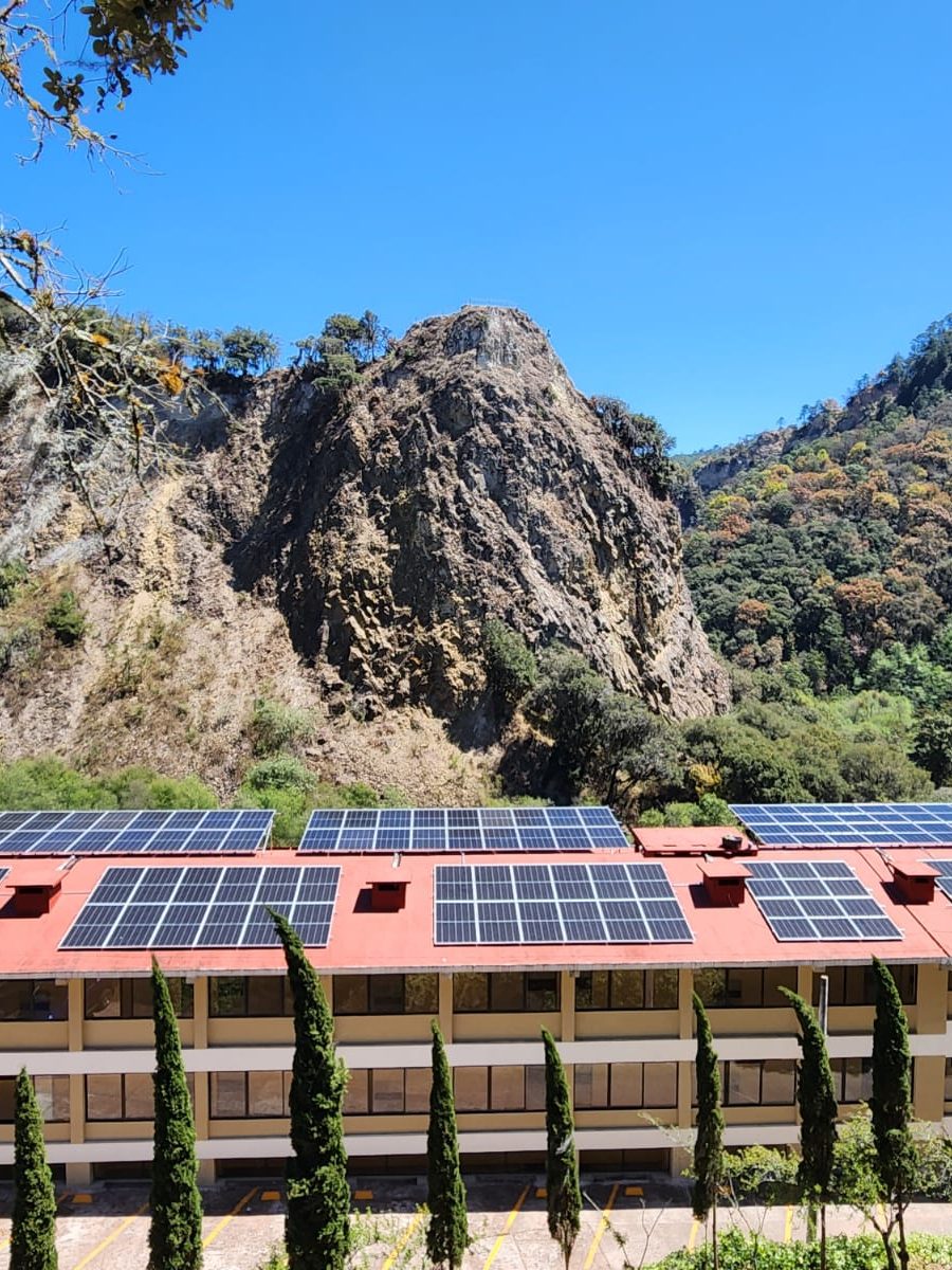 Techo completo cubierto con 220 paneles solares en balneario de Chignahuapan, Puebla