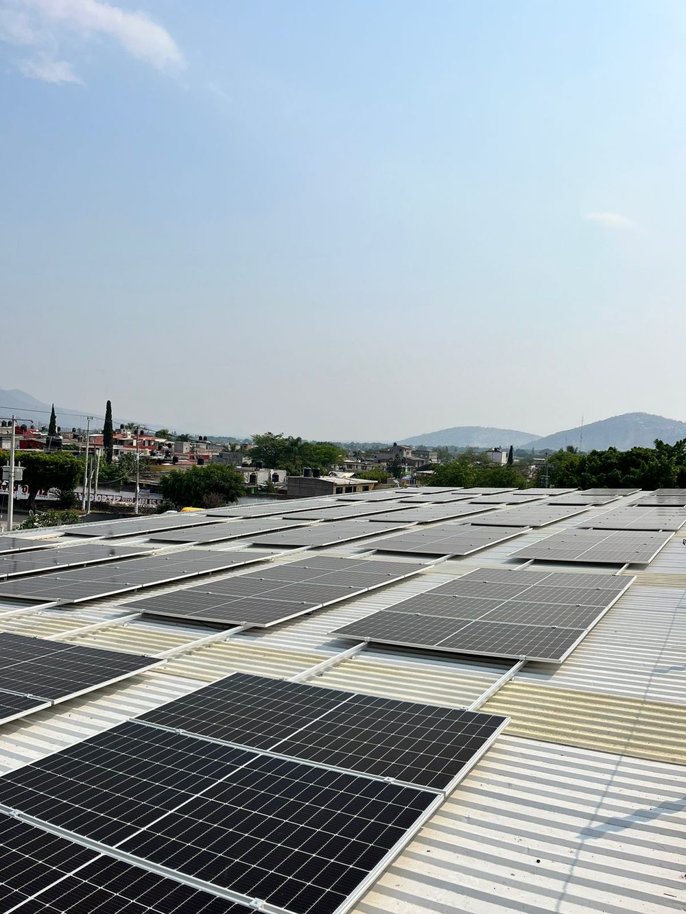 Sistema solar de 156 kWp sobre techo de lámina en DriveXpress, Jiutepec, Morelos
