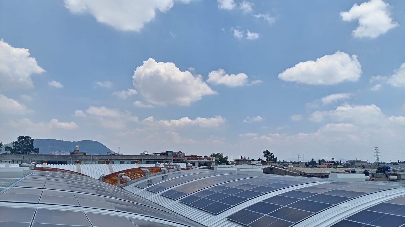 Paneles solares sobre nave industrial en Ecatepec, Estado de México