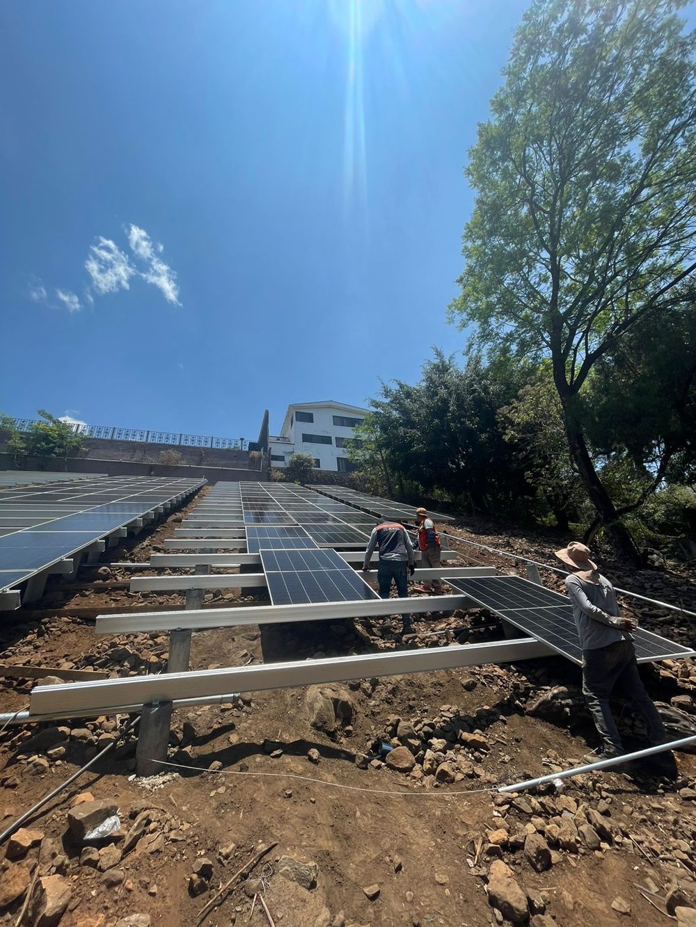Cuadrilla de Ksab Solar durante el proceso de obra de una instalación fotovoltaica