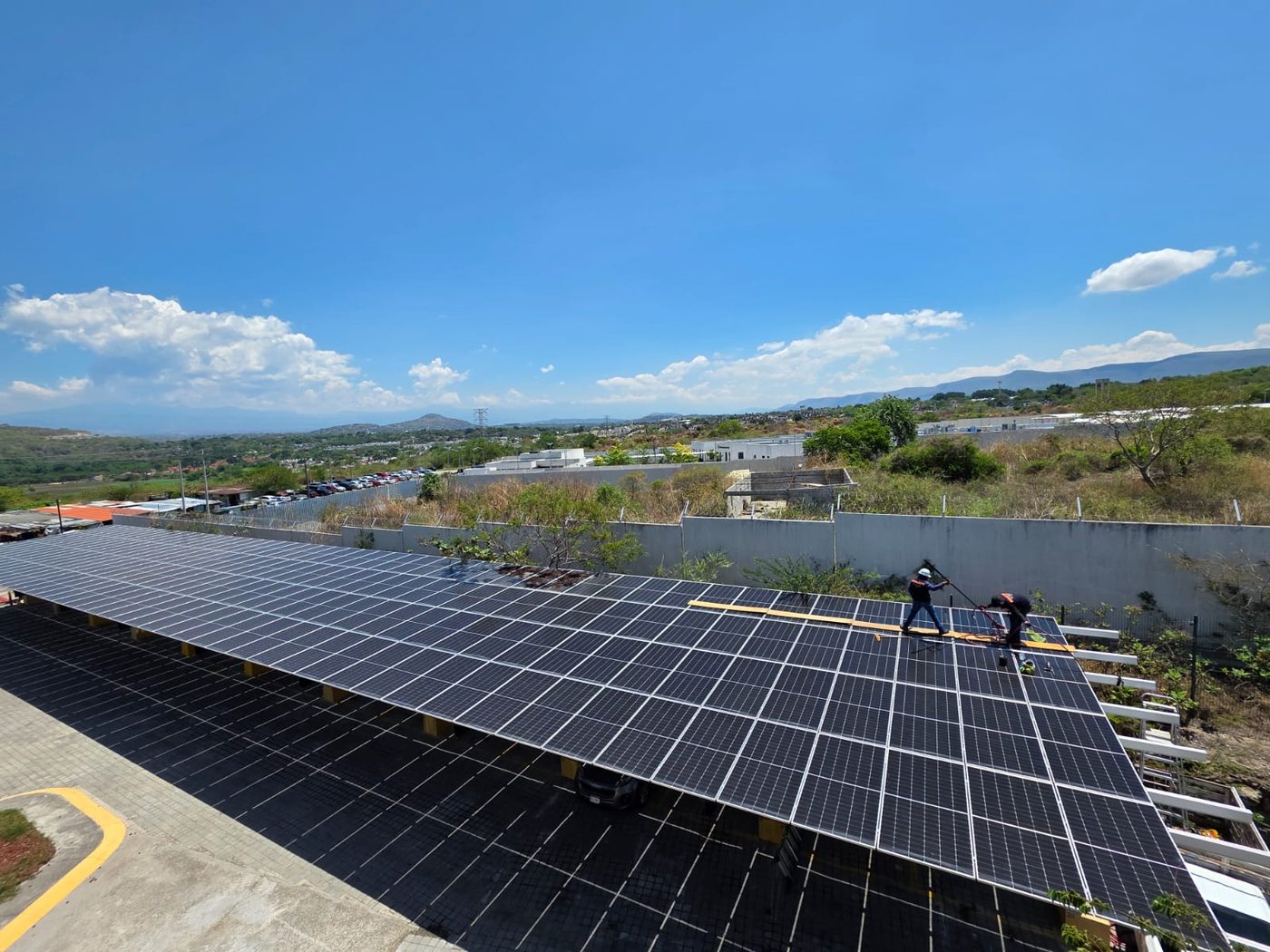 Servicio de mantenimiento preventivo a sistema fotovoltaico industrial en Morelos