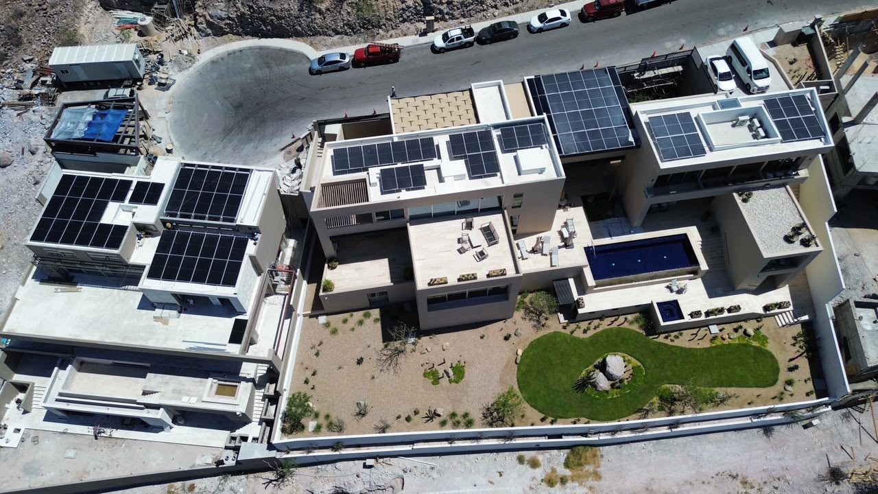 Sistema solar residencial instalado en casa con alberca, vista aérea