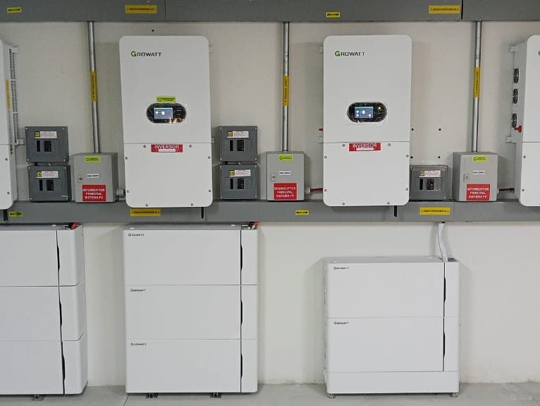 Banco de inversores híbridos y baterías de litio instalado por Ksab Solar
