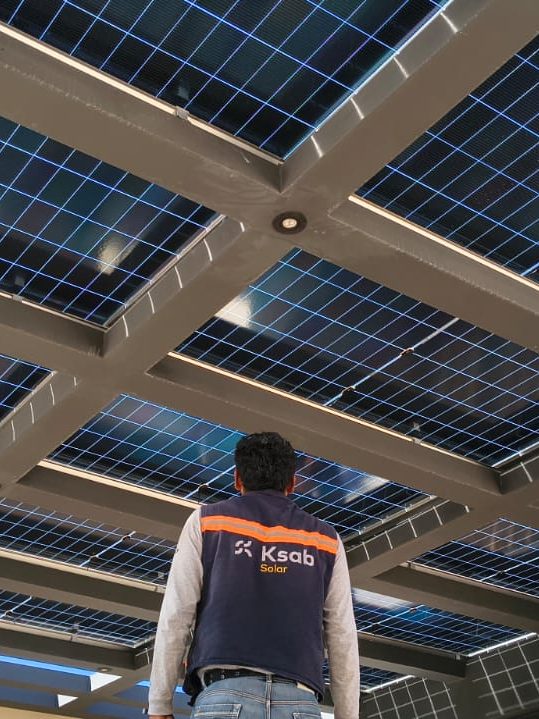 Pérgola con paneles solares bifaciales en casa Zero Export de La Paz, Baja California Sur